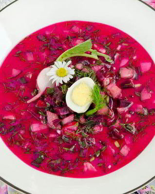 Свекольник по-белорусски с ботвой, колбасой и перепелиными яйцами