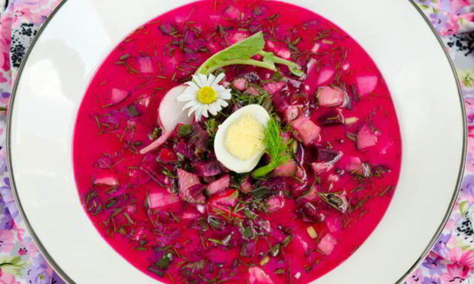 Рецепт свекольника по-белорусски с ботвой, колбасой и перепелиными яйцами