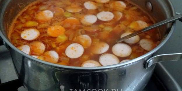 свекольник с сосисками и сметаной