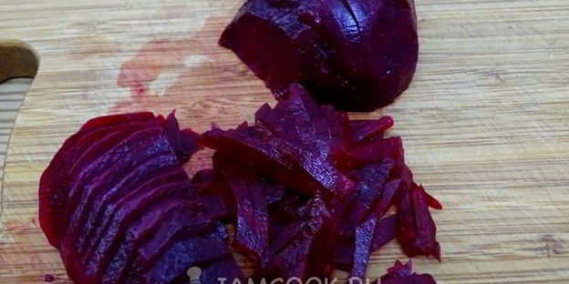 свекольник с сосисками и сметаной