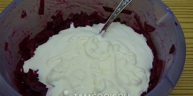 свекольник с сосисками и сметаной