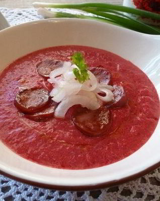 Свекольный крем-суп с чоризо и маринованным луком