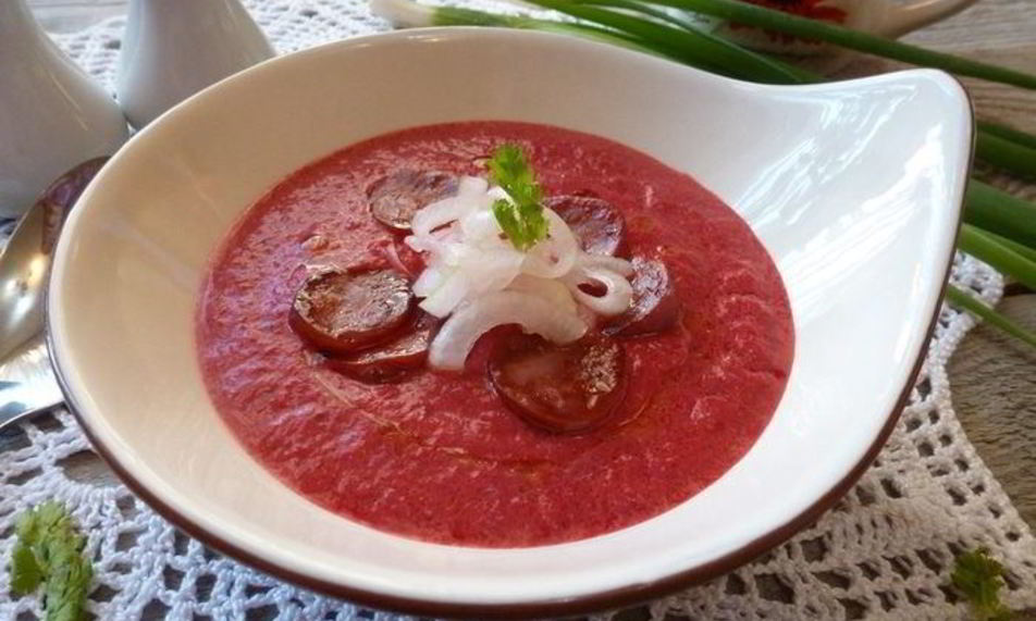 Рецепт свекольного крема-супа с чоризо и маринованным луком