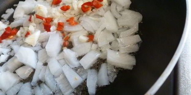 свекольный крем-суп с чоризо и маринованным луком