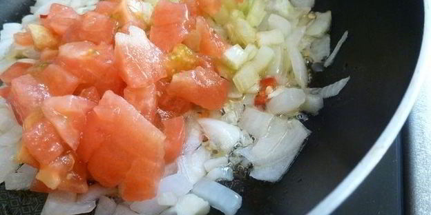 свекольный крем-суп с чоризо и маринованным луком