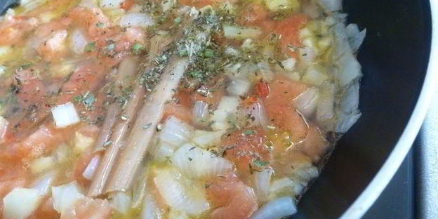 свекольный крем-суп с чоризо и маринованным луком