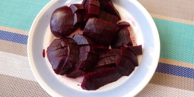 свекольный крем-суп с чоризо и маринованным луком