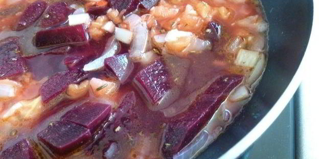 свекольный крем-суп с чоризо и маринованным луком