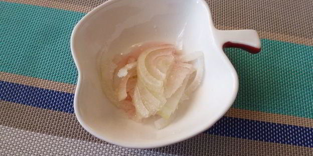 свекольный крем-суп с чоризо и маринованным луком