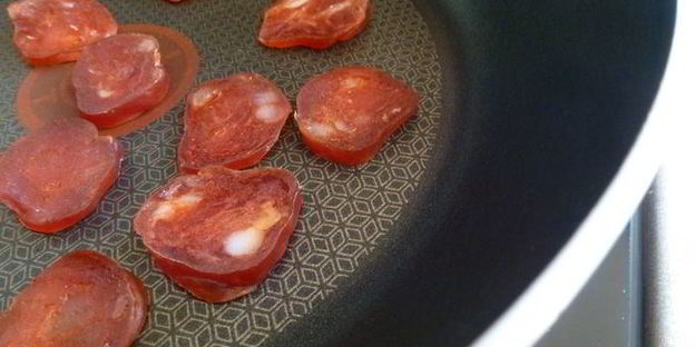 свекольный крем-суп с чоризо и маринованным луком