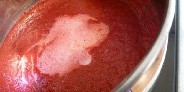 свекольный крем-суп с чоризо и маринованным луком