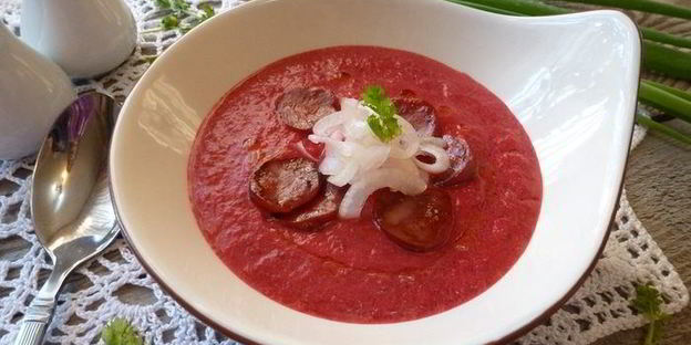 свекольный крем-суп с чоризо и маринованным луком