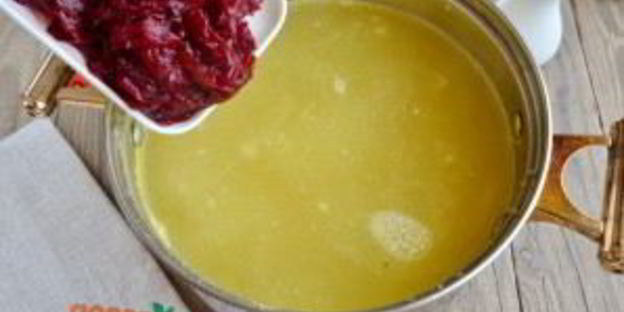 свекольный суп с яйцом