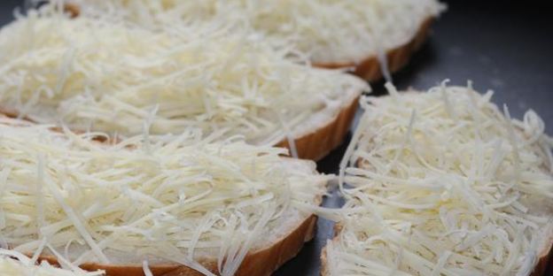 луково-сырный суп с гренками