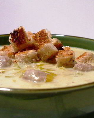 Наваристый сырный суп из порея с фрикадельками и гренками