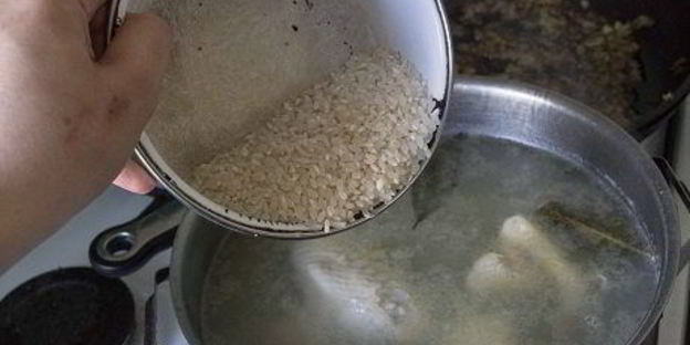 сырный суп с рисом и куриными кнелями