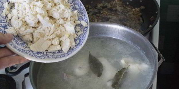 сырный суп с рисом и куриными кнелями