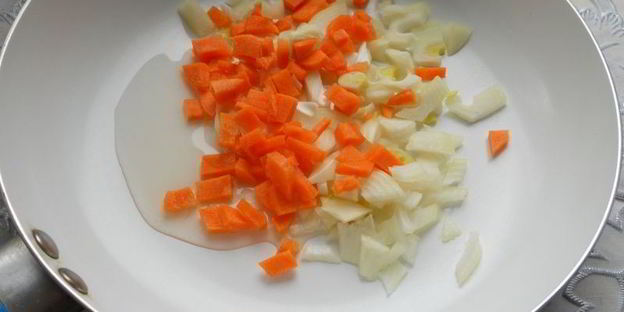 сырный суп с замороженными овощами, зеленью чеснока и фрикадельками