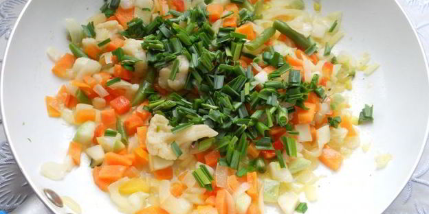 сырный суп с замороженными овощами, зеленью чеснока и фрикадельками