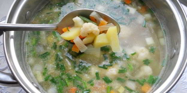 сырный суп с замороженными овощами, зеленью чеснока и фрикадельками