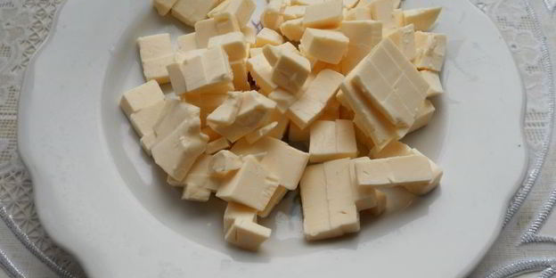 сырный суп с замороженными овощами, зеленью чеснока и фрикадельками