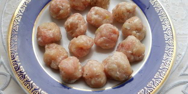 сырный суп с замороженными овощами, зеленью чеснока и фрикадельками