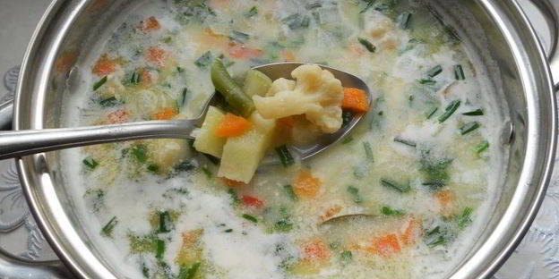 сырный суп с замороженными овощами, зеленью чеснока и фрикадельками