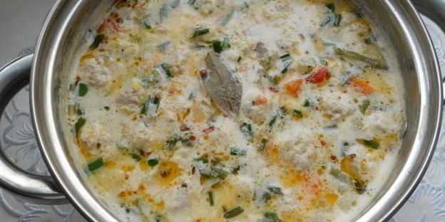 сырный суп с замороженными овощами, зеленью чеснока и фрикадельками
