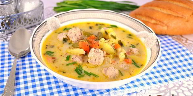 сырный суп с замороженными овощами, зеленью чеснока и фрикадельками