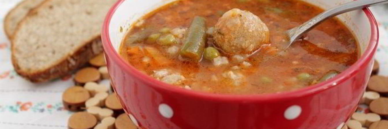 Томатный суп с рисом, овощами и фрикадельками