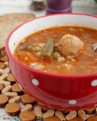 Томатный суп с рисом, овощами и фрикадельками