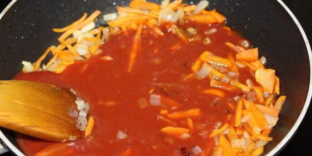 томатный суп с рисом, овощами и фрикадельками