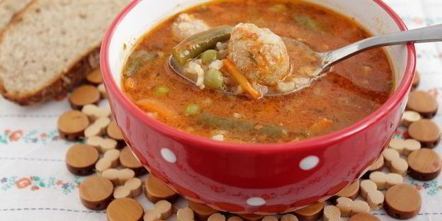 томатный суп с рисом, овощами и фрикадельками