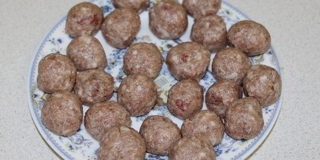 томатный суп с рисом, овощами и фрикадельками