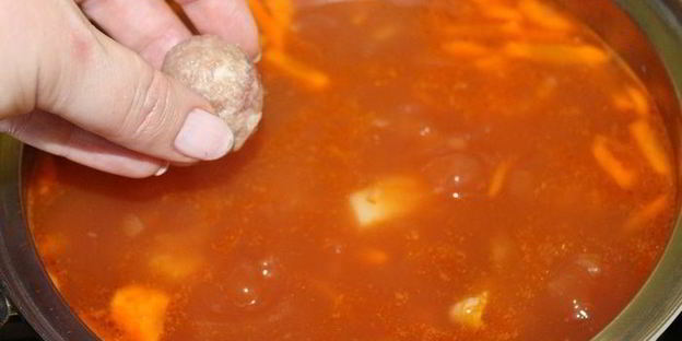 томатный суп с рисом, овощами и фрикадельками