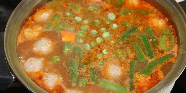 томатный суп с рисом, овощами и фрикадельками