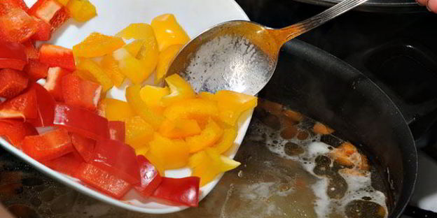 острый рыбный суп — уха с венгерским акцентом