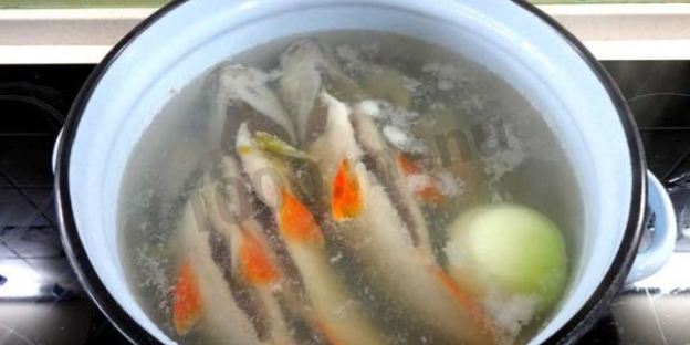 рыбный суп уха из речной рыбы