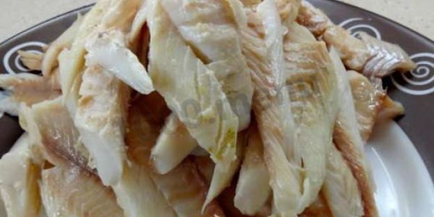 рыбный суп уха из речной рыбы