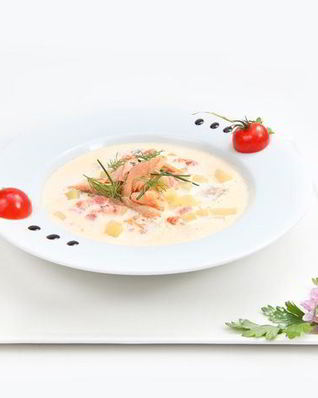 Сливочная уха с копченой форелью и томатами