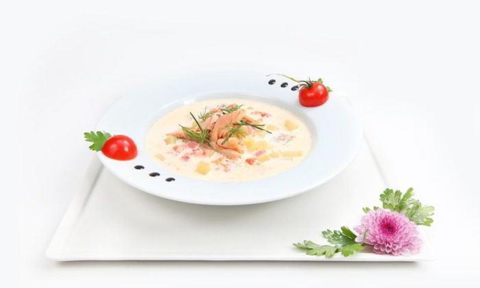 Рецепт сливочной ухи с копченой форелью и томатами