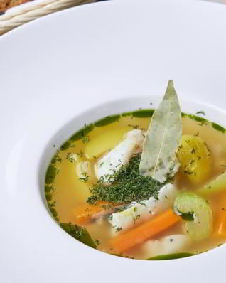 Уха из морских рыб с укропом и водкой