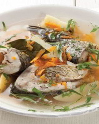 Уха из речной рыбы с корнем пастернака