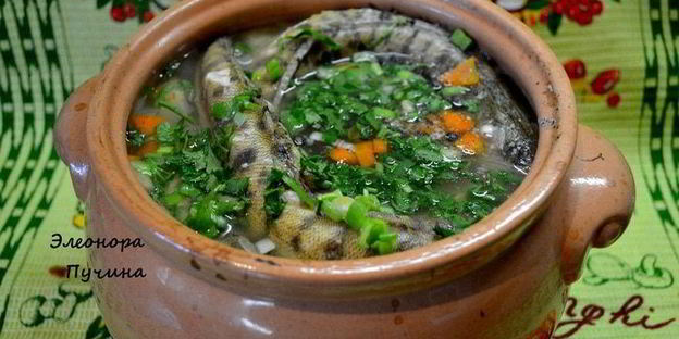 уха в горшочке с грибным пирогом