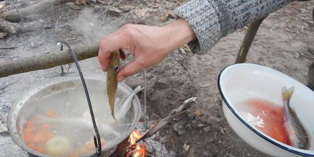 уха возле реки