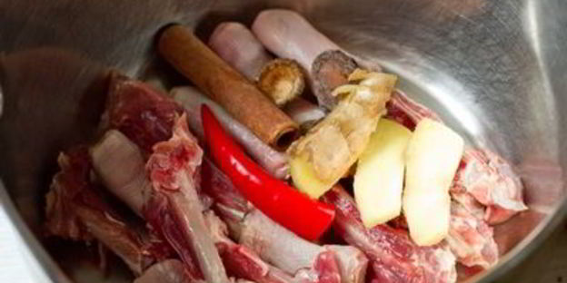 утиный суп с лапшой в азиатском стиле