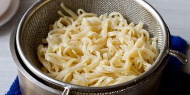 утиный суп с лапшой в азиатском стиле