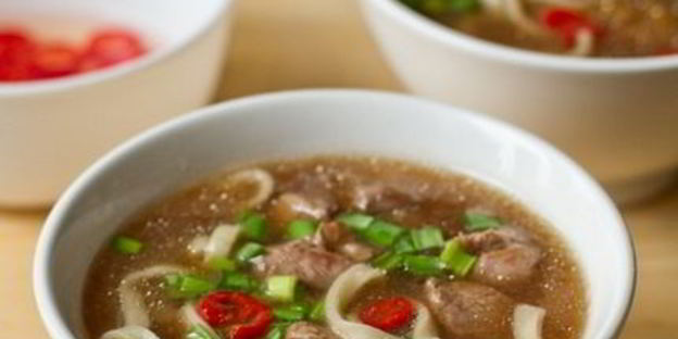 утиный суп с лапшой в азиатском стиле