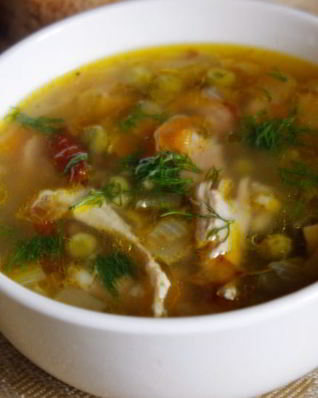 Ячменный суп с копченостями, зеленым горошком и маринованными огурцами