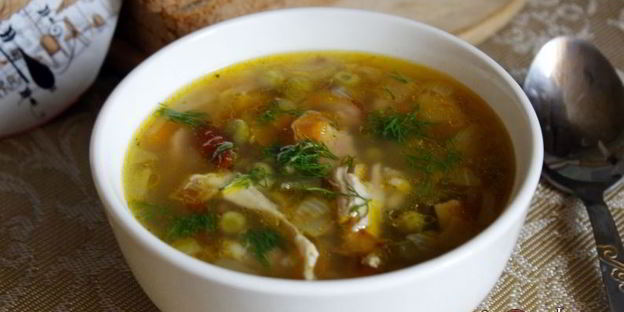 ячменный суп с копченостями, зеленым горошком и маринованными огурцами